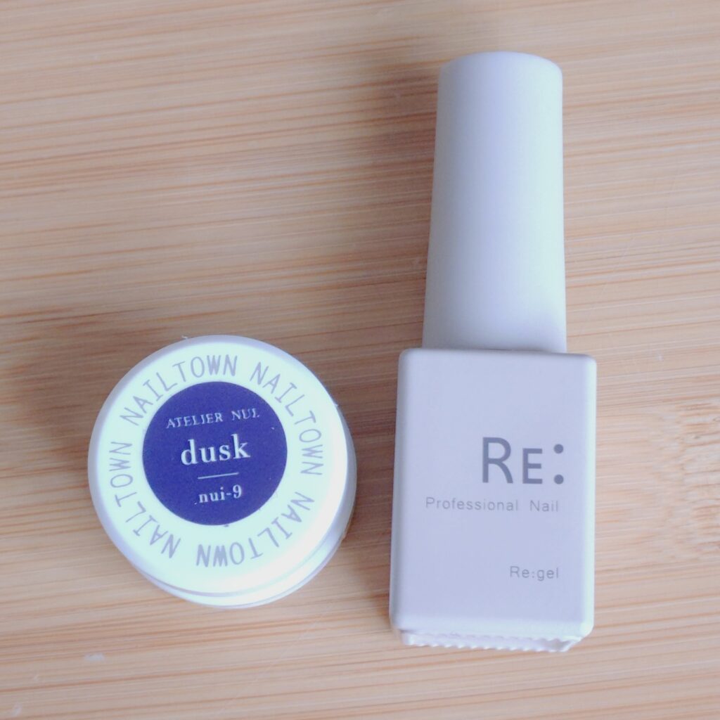 ATELIER NUI. dusk nui-9／ネイルタウン（左）
RE: Decide MG1085／Beach（右）